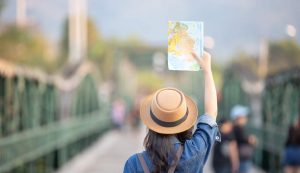 Una turista in viaggio (Foto di jcomp da Freepik)