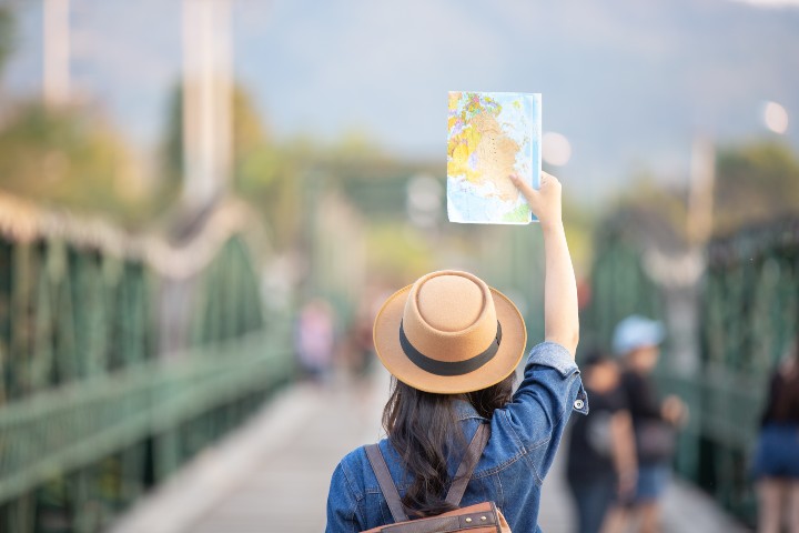 Una turista in viaggio (Foto di jcomp da Freepik)