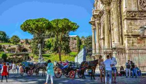 Turisti e visitatori all'arco di Costantino, Roma (Foto di user32212 da Pixabay)