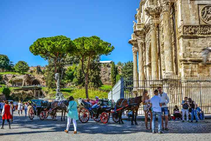 Turisti e visitatori all'arco di Costantino, Roma (Foto di user32212 da Pixabay)