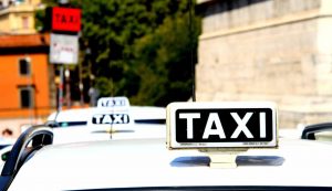 Taxi a Roma (Foto di Johannes Krasser da Pixabay)