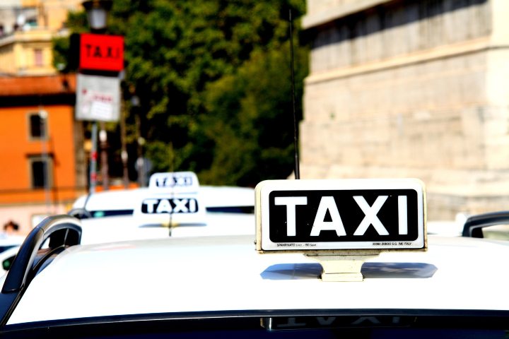 Taxi a Roma (Foto di Johannes Krasser da Pixabay)