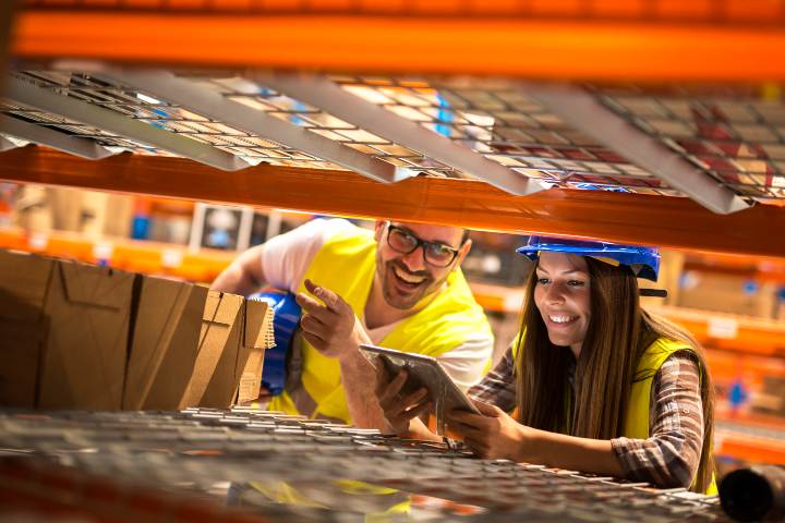 Operatori logistici a lavoro (Foto di aleksandarlittlewolf da Freepik)