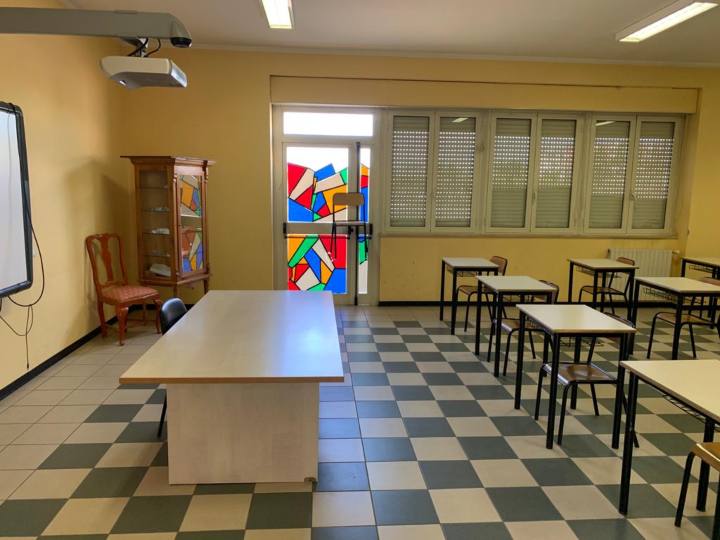 Un'aula dell'istituto di Tivoli (Foto dal profilo Facebook dell'Istituto Comprensivo 5 Tivoli Bagni)