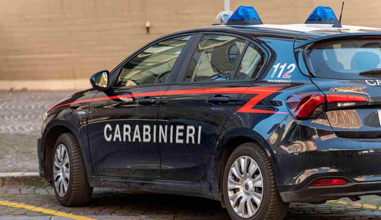 Entra in circolo sportivo in zona Borghesiana e minaccia i clienti poi ruba l'incasso: arrestato