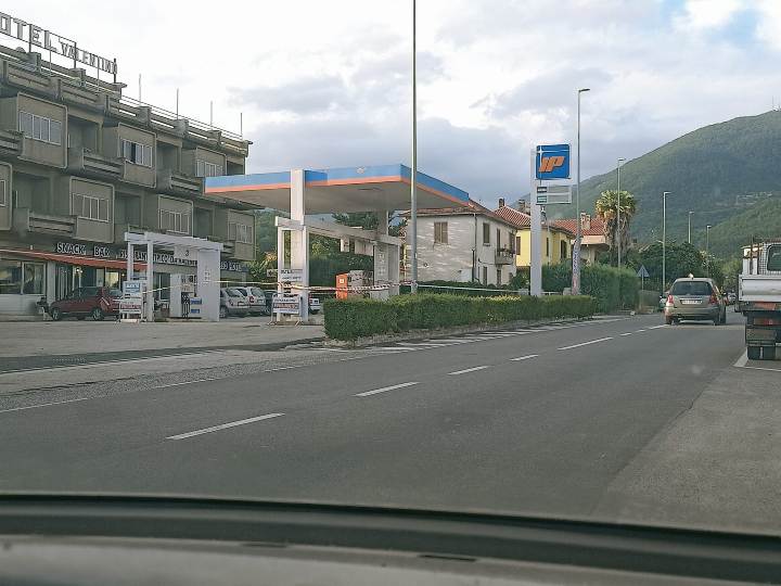 Il distributore di benzina colpito dalla molotov a Vazia, Rieti (Foto dal profilo Facebook di Reatinus TV)