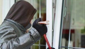 Donna si trova davanti i ladri mentre guarda la tv nella sua casa a Roma