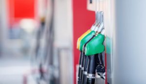 La denuncia del Codacons sul caro-benzina: "Il governo non fa nulla"