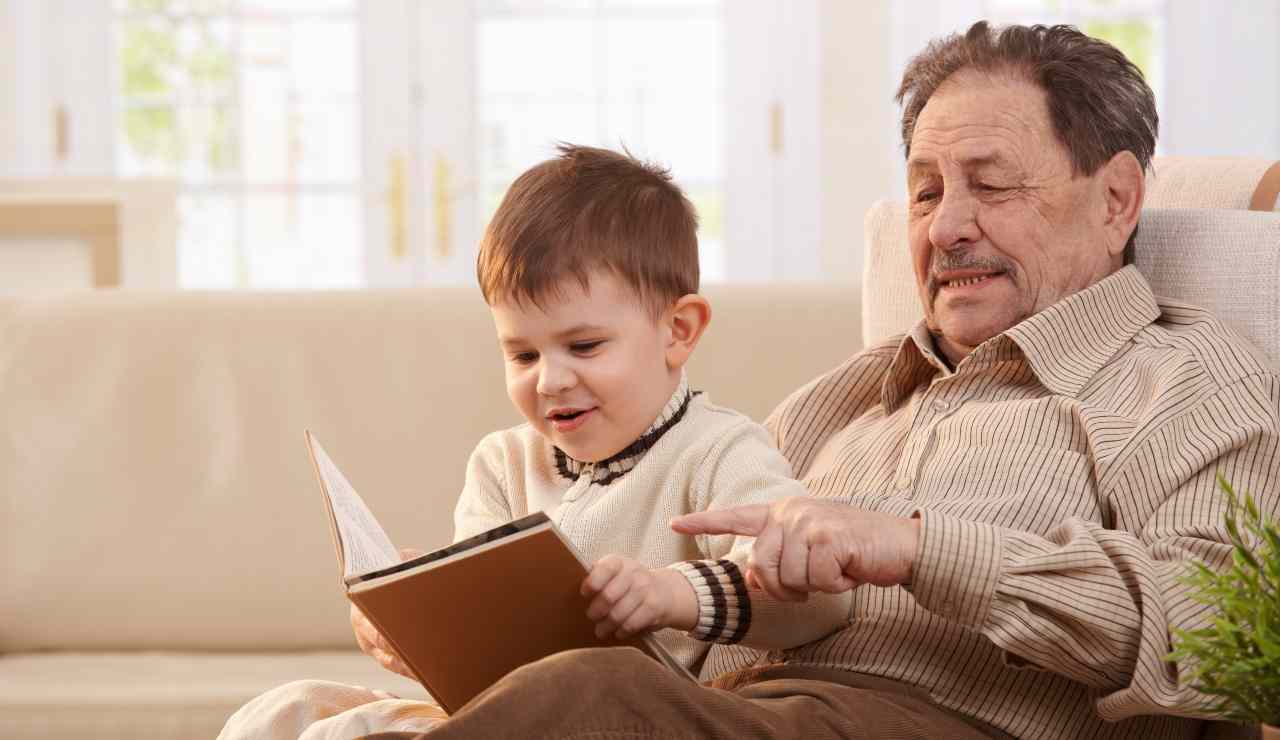 Farmacia di Fiumicino regala un libro ai nonni per rafforzare il legame con i nipoti