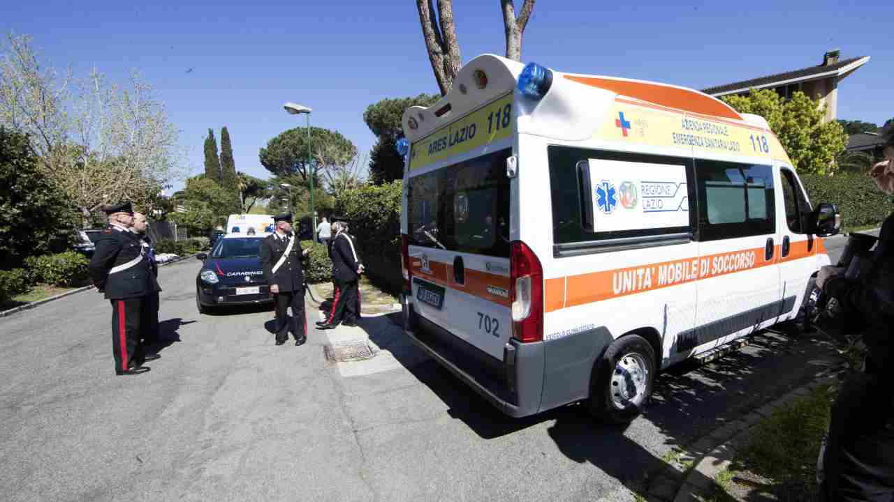 Ambulanza e Carabinieri, immagine di repertorio. Roma-CronacaLive.it