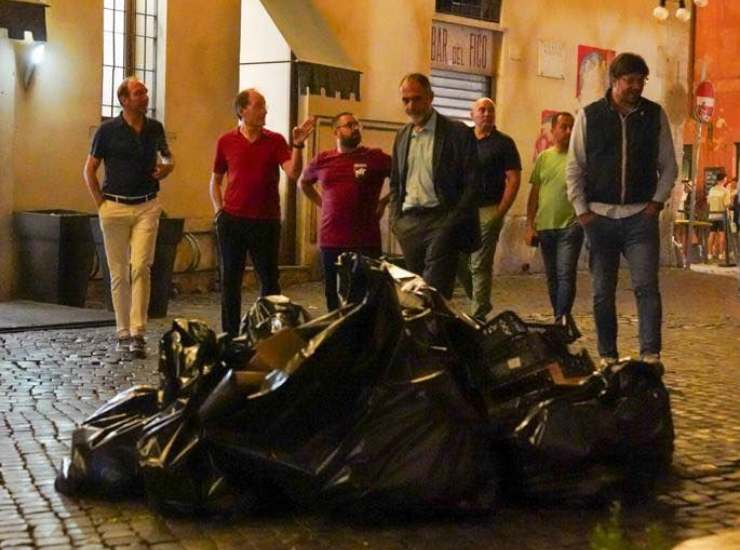 Controlli Ama tra Campo de' Fiori e Piazza Navona. Fonte: Facebook.com, pag. Roberto Gualtieri