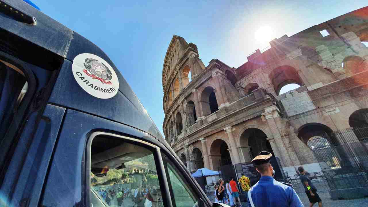 Controlli dei carabinieri al Colosseo. Immagine repertorio. Roma-CronacaLive.it