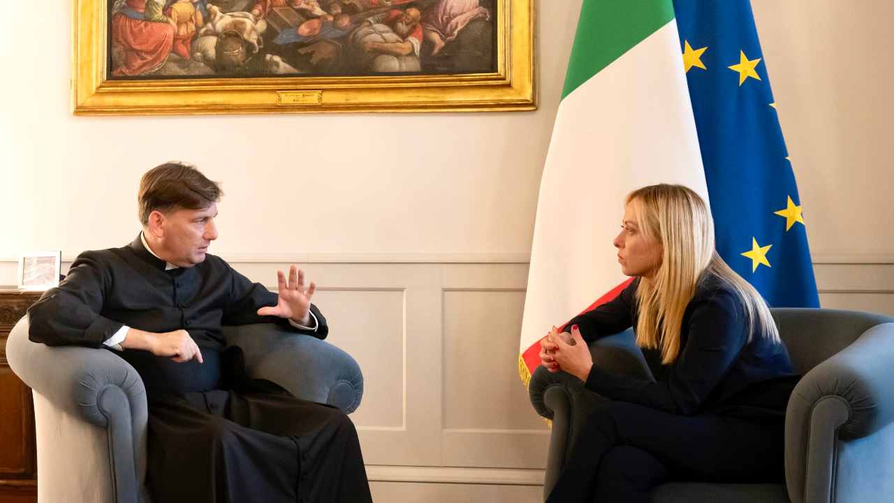 Don Coluccia e Giorgia Meloni nell'incontro dopo l'attentato al sacerdote. Roma-CronacaLive.it