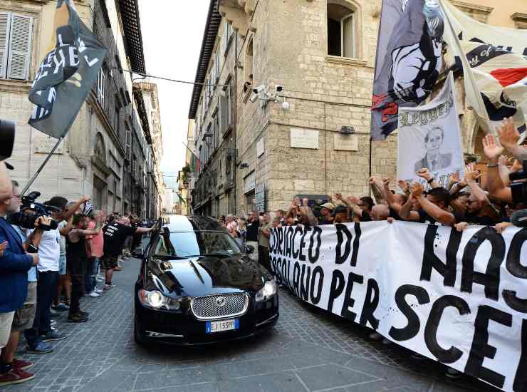 Funerali di Carlo Mazzone, l'arrivo del feretro. Roma-CronacaLive.it 