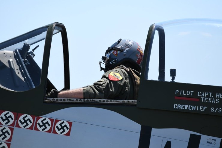 Daniel Friedkin sul suo P-51 Mustang (Foto dal profilo Twitter dell'Aeronautica Militare)