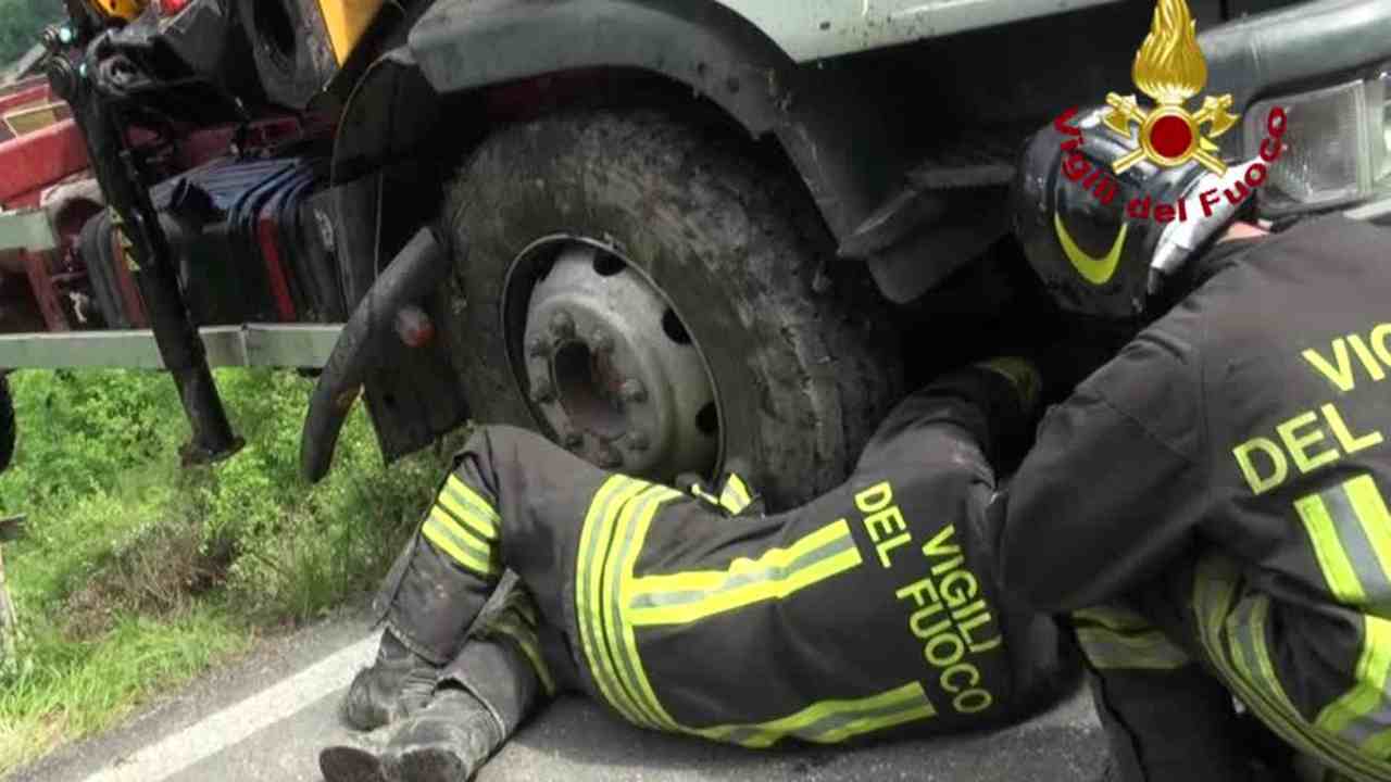 I Vigili del Fuoco recuperano un camion fuoristrada. Immagine repertorio. Fonte_ U.S. VVFF_Ansa