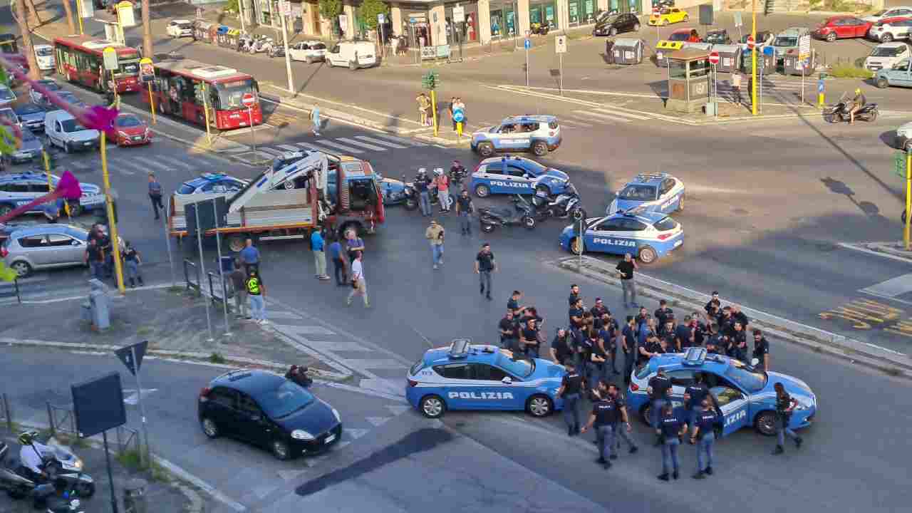 La conclusione del lungo inseguimento, in Piazza Pio XI nel quartiere Aurelio, nelle vicinanze del Vaticano a Roma, 18 agosto 2023. Roma-CronacaLive.it