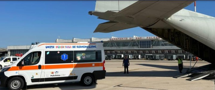 L'unità pediatrica di rianimazione traportata dal C 130J all'aeroporto di Bari (Foto dal sito del Ministrero della Difesa - Aeronautica Militare)