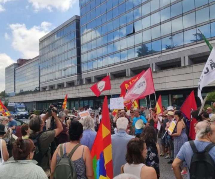 Presidio sotto la sede dell' INPS di Roma Tuscolano contro la sospensione del reddito di cittadinanza (Foto dal profilo Instagram di Potere al Popolo)