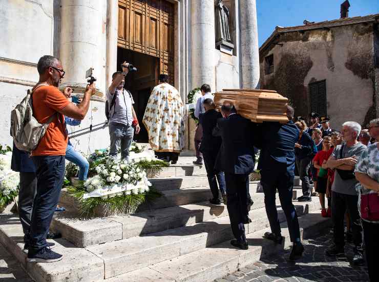 La bara del piccolo Stephan preceduta dal sacerdote ortodosso. Roma-CronacaLive.it (1)