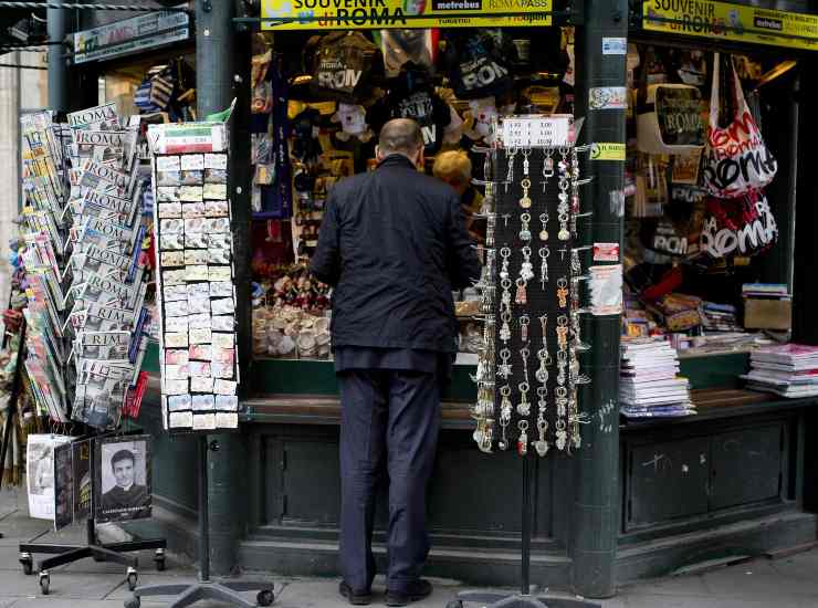 L'edicola di piazza Colonna, con l'ex premier Enrico Letta di spalle. Archivio Ansa. Roma-CronacaLiv