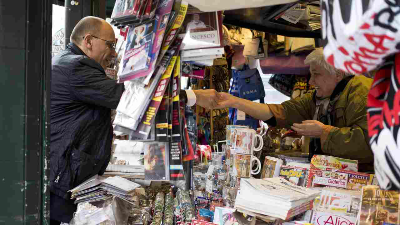 L'ex premier Enrico Letta all'edicola di piazza Colonna