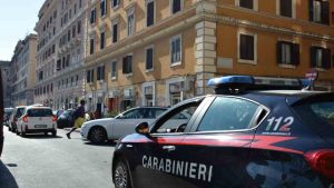 Donna picchiata si rifugia dai carabinieri