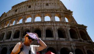 Turisti che cercano di fronteggiare l'ondata di calore e le alte temperature a Roma