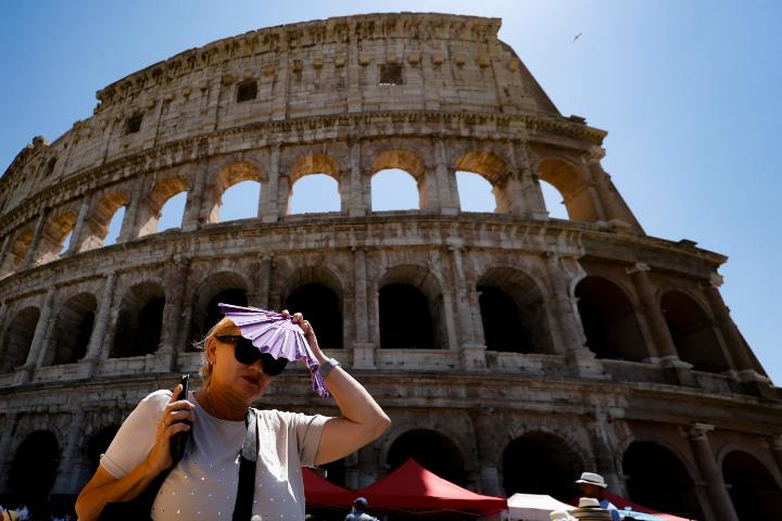 Turisti che cercano di fronteggiare l'ondata di calore e le alte temperature a Roma