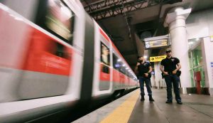 Polizia ferroviaria presso una stazione di Roma (Immagine di repertorio)