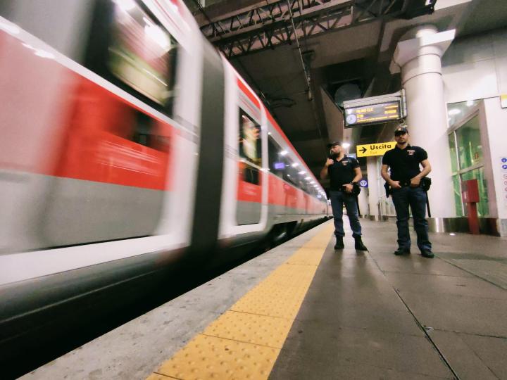 Polizia ferroviaria presso una stazione di Roma (Immagine di repertorio)