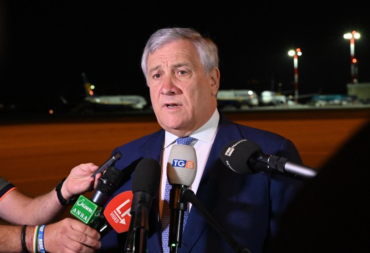 Il ministro degli Esteri, Antonio Tajani, riceve l'aereo partito poco prima di mezzanotte dal Niger a Ciampino (Roma)