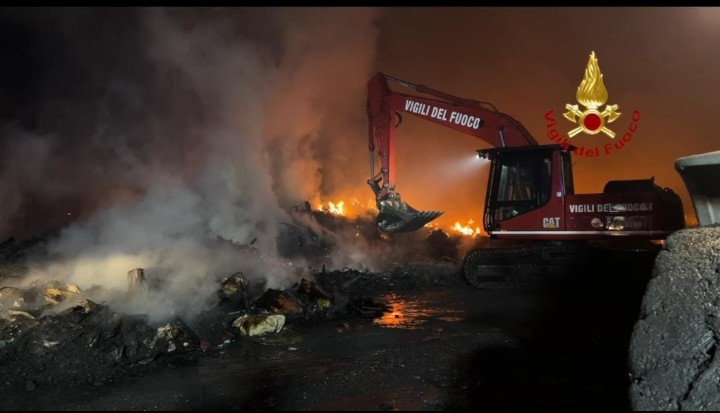 Le squadre dei vigili del fuoco durante le lunghe operazioni di estinzione delle fiamme ancora attive nel sito per la raccolta dei rifiuti a Ciampino il 31 Luglio 2023