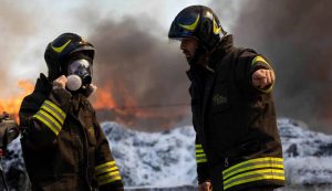 Incendio in autofficina a Roma