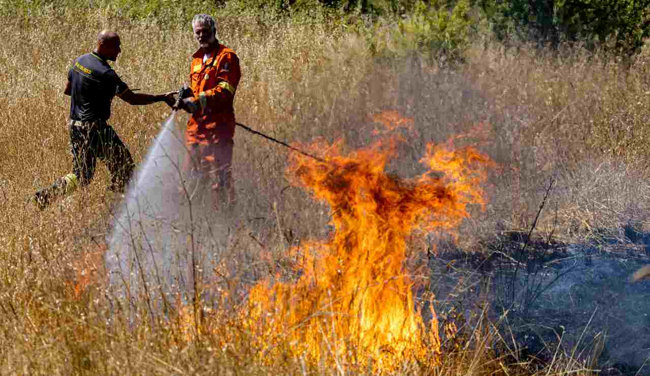 A fuoco vegetazione incolta Parco Marconi