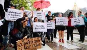 Dimostrazione di protesta a Parigi contro le politiche anti-LGBT del Governo Meloni, 28 luglio 2023