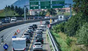 Il traffico automobilistico per le vacanze estive sulla tangenziale nord di Torino (Immagine di repertorio)