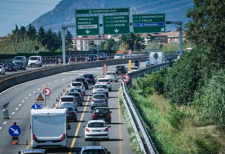 Il traffico automobilistico per le vacanze estive sulla tangenziale nord di Torino (Immagine di repertorio)