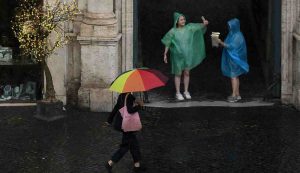 Passanti con ombrelli durante un temporale a Roma (Immagine di repertorio)