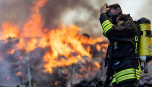 I vigili del fuoco in azione per spegnere il rogo di Ciampino