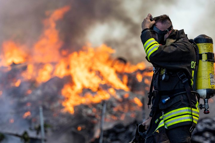 I vigili del fuoco in azione per spegnere il rogo di Ciampino