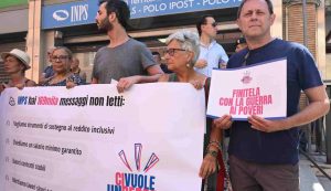 Un momento della manifestazione davanti alla sede dell'Inps di via Nizza, a Roma, contro la sospensione del reddito di cittadinanza