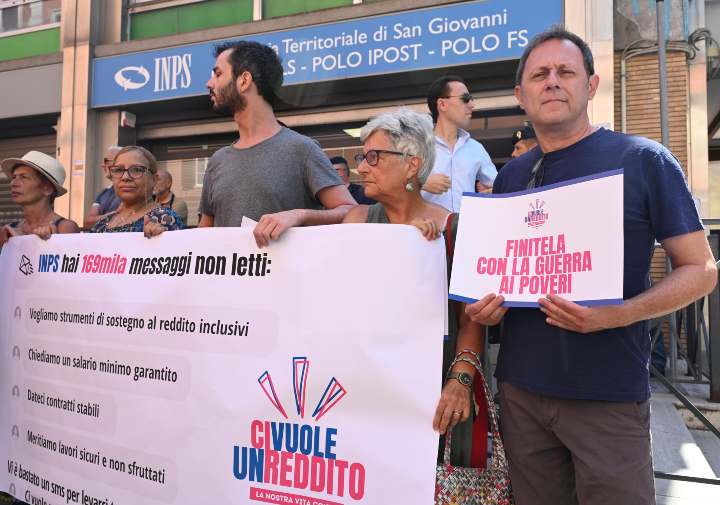 Un momento della manifestazione davanti alla sede dell'Inps di via Nizza, a Roma, contro la sospensione del reddito di cittadinanza