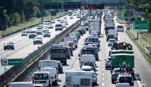 Traffico intenso sulla tangenziale di Torino nel periodo delle vacanze estive