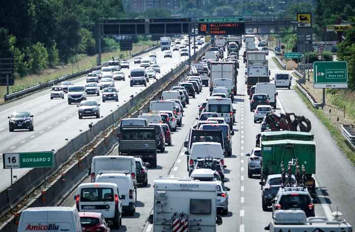 Traffico intenso sulla tangenziale di Torino nel periodo delle vacanze estive