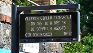 Una palina del bus con l'avviso alla cittadinanza dell' allerta di livello giallo per possibili forti temporali