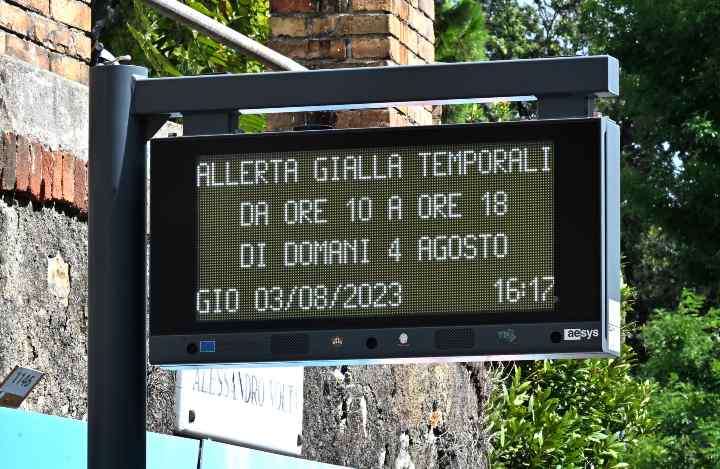 Una palina del bus con l'avviso alla cittadinanza dell' allerta di livello giallo per possibili forti temporali