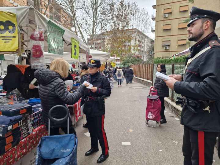 Gli agenti della Polizia di Stato del Commissariato di Roma-Primavalle a lavoro nel quartiere (Immagine di repertorio)