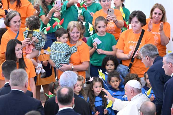 Papa Francesco durante il viaggio a Lisbona in occasione della Giornata Mondiale della Gioventù