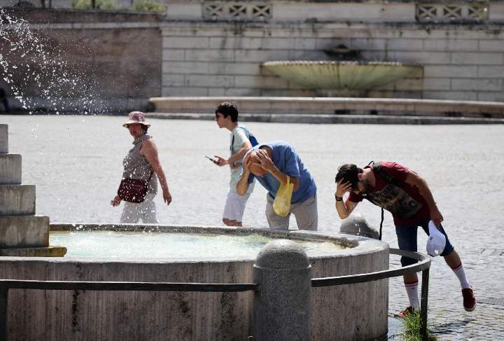 Turisti e cittadini si rinfrescano alle fontane di piazza del popolo a Roma